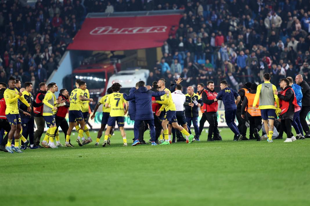 Trabzonspor-Fenerbahçe maçındaki olaylar dünya basınında! Geniş yankı uyandırdı! Yaşananları bu manşetle gördüler 8